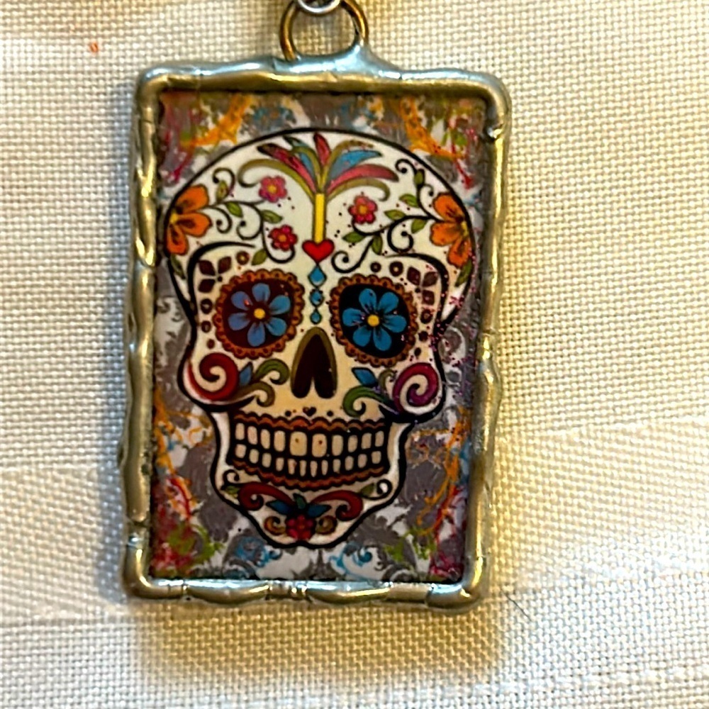 SASSPURILLA reverse-able pendant & chain - Picture 2 of 8